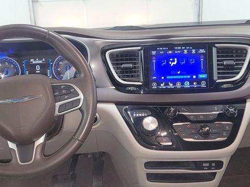 Used 2017 Chrysler Pacifica Touring-L image 15