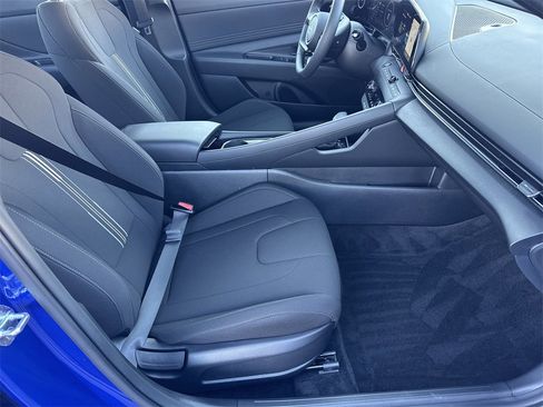 Used 2025 Hyundai Elantra SEL image 13