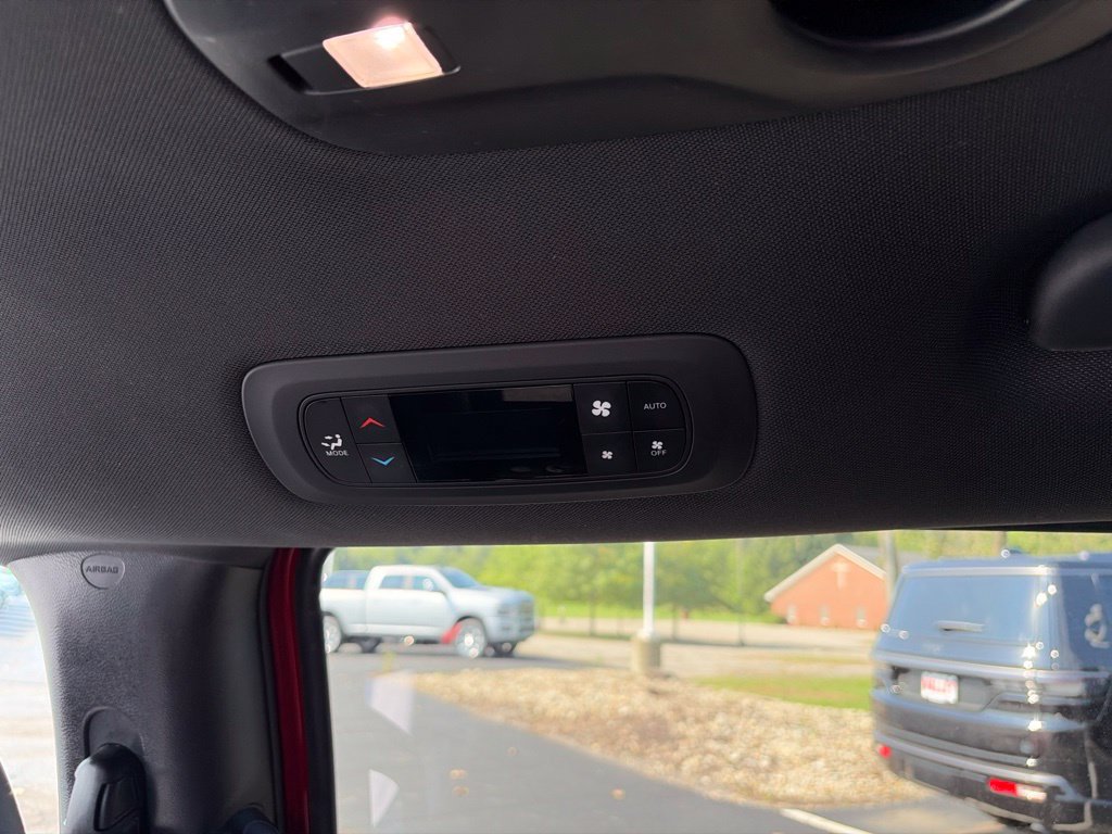 Certified 2025 Chrysler Pacifica Select FWD image 18