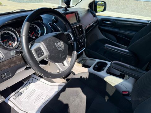 Used 2018 Dodge Grand Caravan SXT FWD image 16