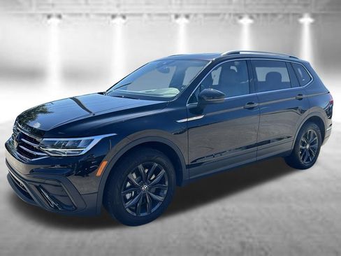 Certified 2024 Volkswagen Tiguan SE FWD image 2