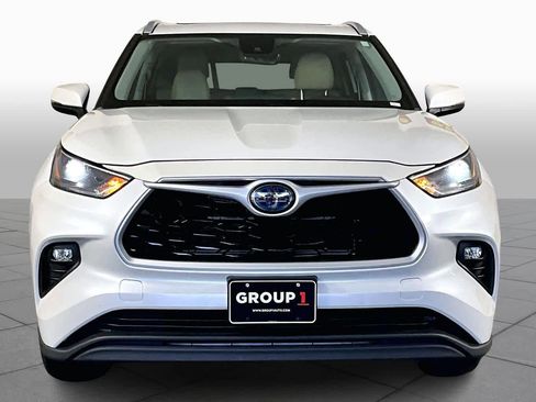 Used 2022 Toyota Highlander XLE image 3