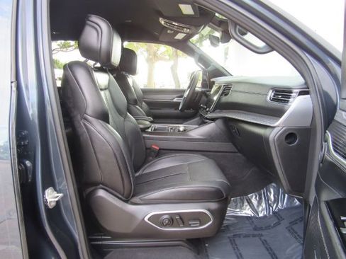 Used 2024 Jeep Wagoneer Series II w/ Flexible Seating Group image 19