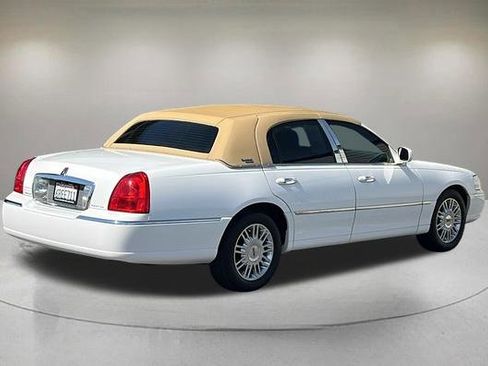 Used 2009 Lincoln Town Car Signature Limited image 5