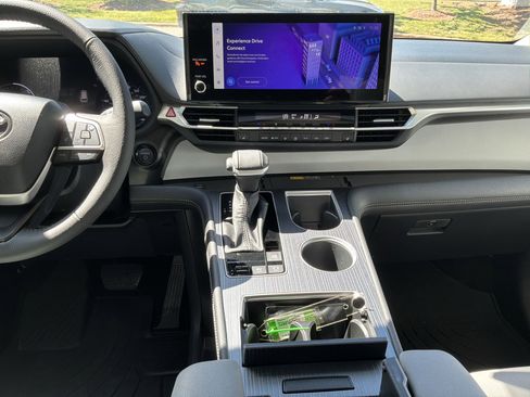 Used 2025 Toyota Sienna XLE w/ XLE Plus Package image 33