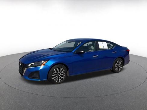 Used 2025 Nissan Altima 2.5 SV FWD image 8