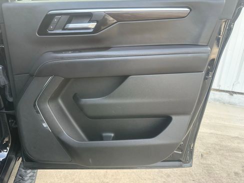 Used 2025 Chevrolet Suburban Z71 AWD/4WD image 15
