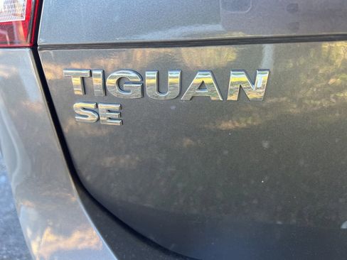 Used 2021 Volkswagen Tiguan SE image 15