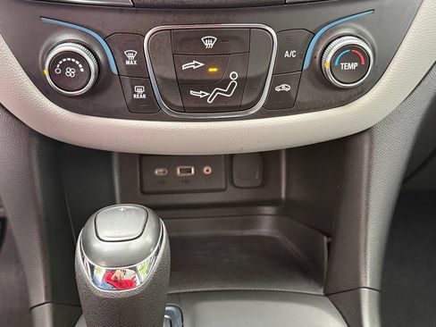 Used 2021 Chevrolet Equinox LS w/ LS Convenience Package AWD/4WD image 19