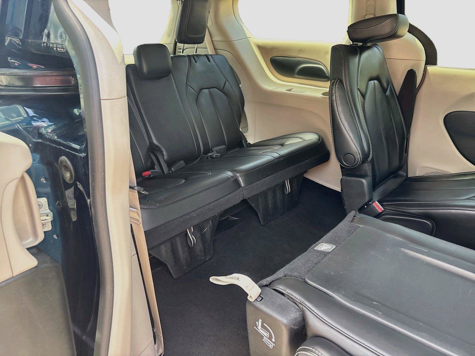 Used 2023 Chrysler Pacifica Touring-L FWD image 23