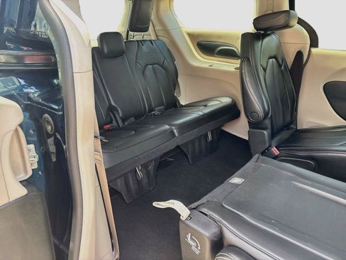 Used 2023 Chrysler Pacifica Touring-L FWD image 23
