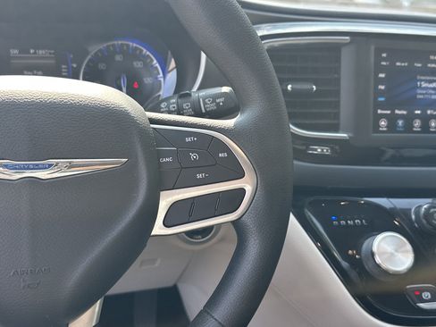 Used 2020 Chrysler Pacifica Touring image 28