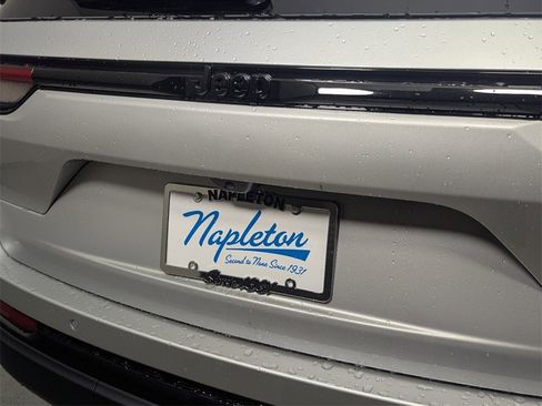 New 2025 Jeep Grand Cherokee Altitude image 8