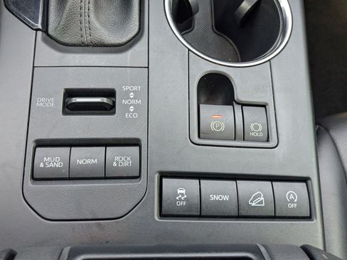 Used 2021 Toyota Highlander XLE AWD/4WD image 29