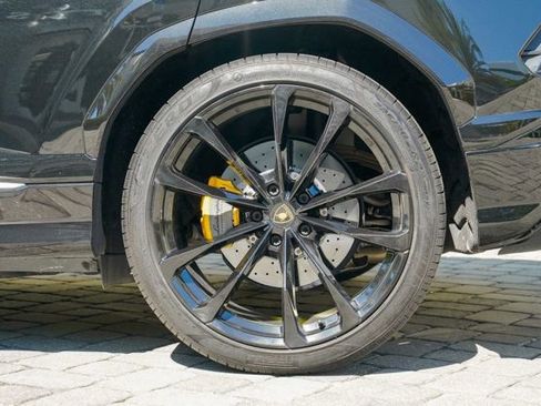 Used 2022 Lamborghini Urus image 17