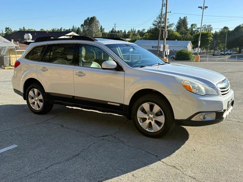 Used 2011 Subaru Outback 2.5i Limited AWD/4WD image 9