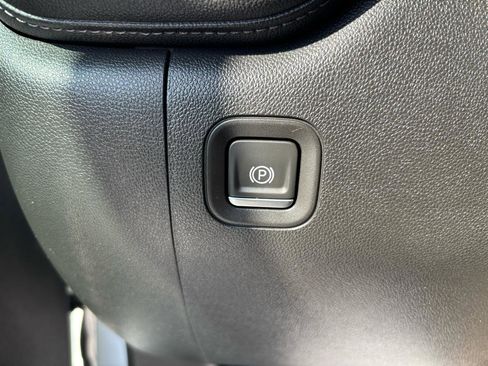 Used 2022 Chevrolet Silverado 2500 LT w/ Convenience Package image 17