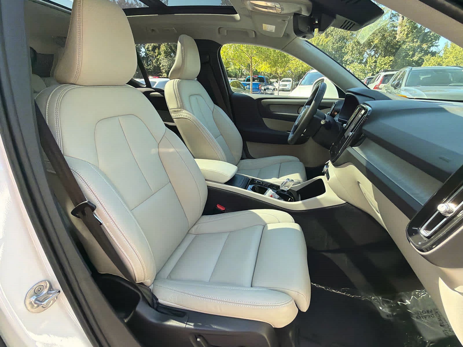 Used 2023 Volvo XC40 B5 Plus w/ Protection Package Premier AWD/4WD image 19