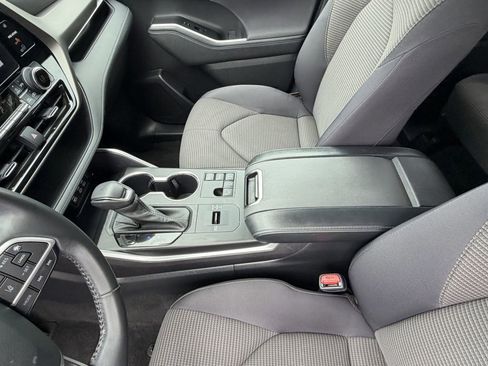 Used 2023 Toyota Highlander LE FWD image 19