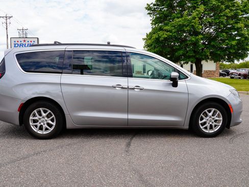 Used 2021 Chrysler Voyager Lxi FWD image 2