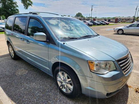 Used 2009 Chrysler Town & Country Touring FWD image 4
