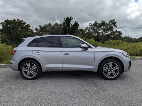 Certified 2025 Audi Q5 2.0T Premium w/ Convenience Plus Package image 3