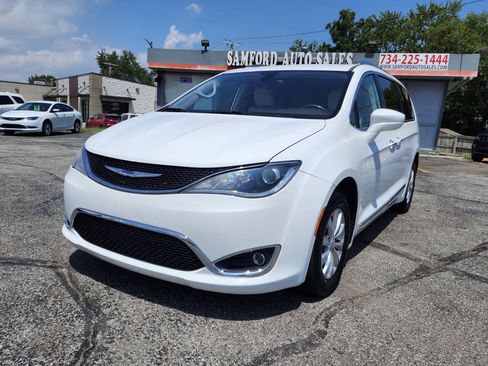 Used 2019 Chrysler Pacifica Touring-L FWD image 1