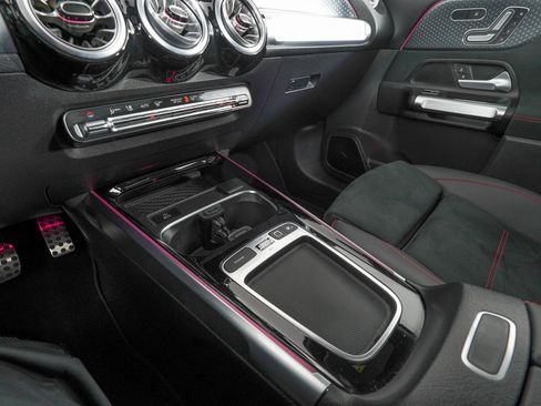 Used 2025 Mercedes-Benz GLB 35 AMG 4MATIC image 23