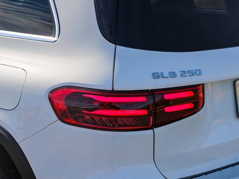 Used 2025 Mercedes-Benz GLB 250 4MATIC image 11