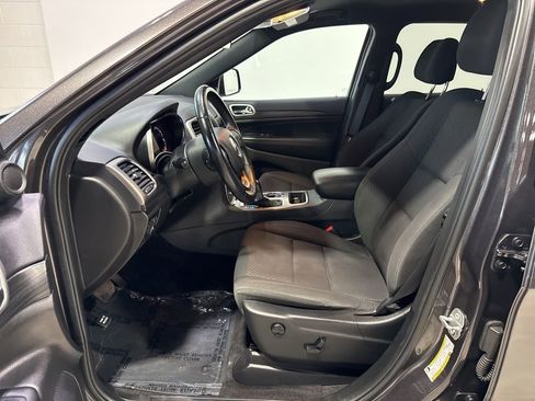 Used 2019 Jeep Grand Cherokee Laredo AWD/4WD image 16