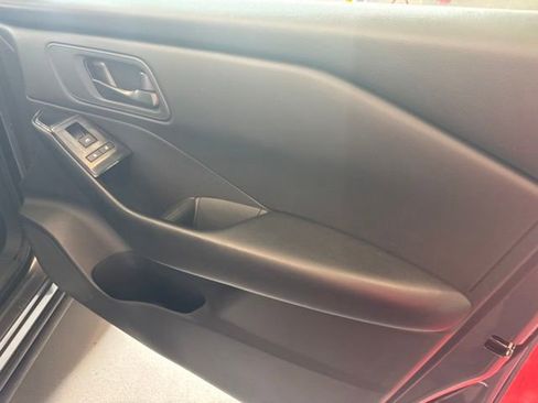 Used 2024 Nissan Rogue S FWD image 15