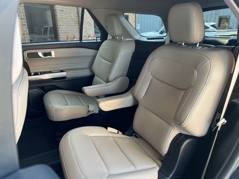 Used 2022 Ford Explorer XLT w/ Equipment Group 202A image 18