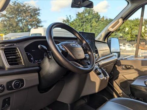 Used 2022 Ford E-Transit 148 High Roof Extended image 21