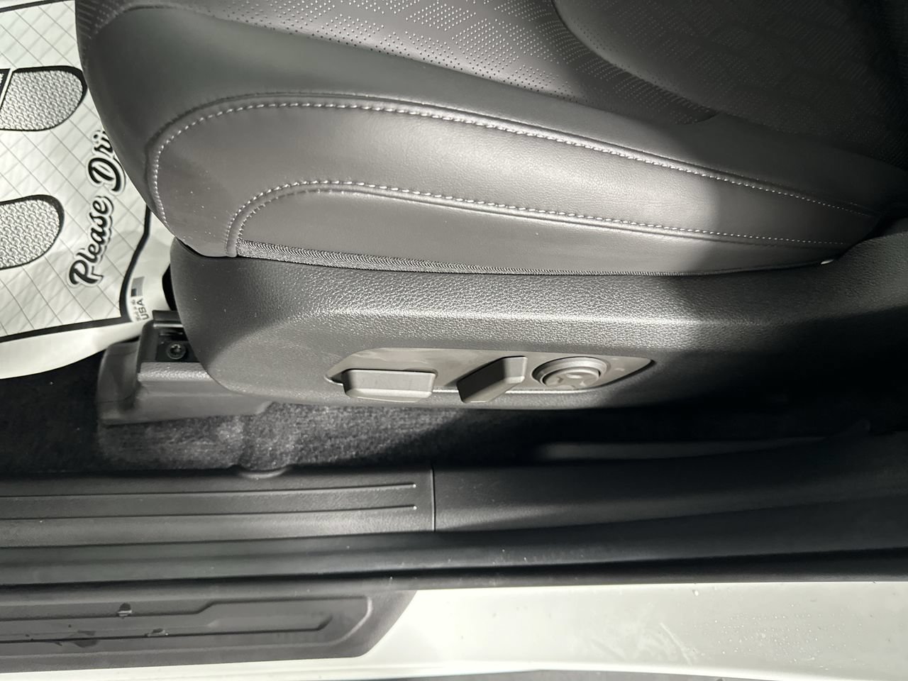 Certified 2026 Kia Carnival FWD image 4