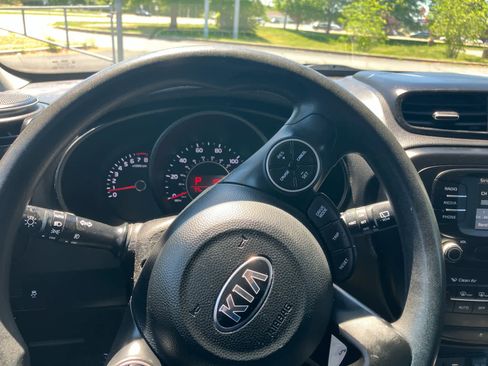 Used 2017 Kia Soul + FWD image 14