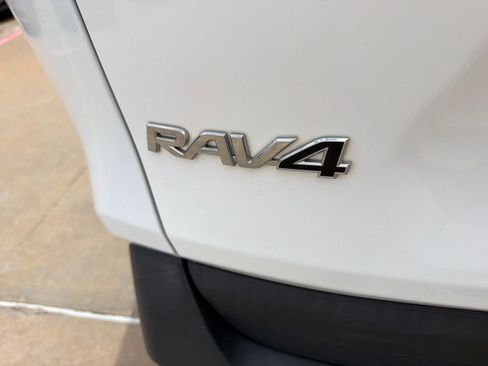 Used 2021 Toyota RAV4 LE AWD/4WD image 10