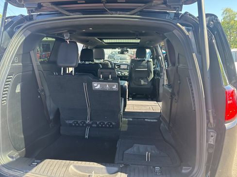 Used 2019 Chrysler Pacifica Touring-L FWD image 22