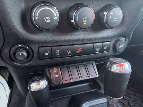 Used 2012 Jeep Wrangler Unlimited Rubicon w/ Connectivity Group AWD/4WD image 24