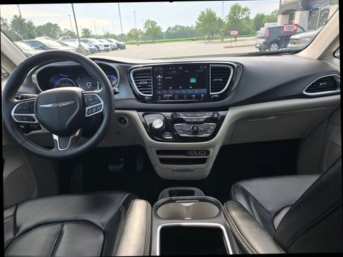 Used 2023 Chrysler Pacifica Touring-L FWD image 13