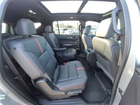 Used 2024 Chevrolet Traverse RS AWD/4WD image 17