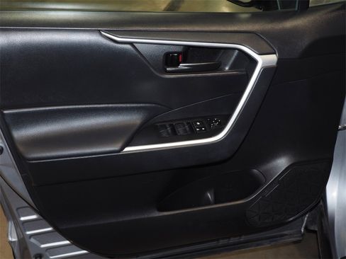 Used 2021 Toyota RAV4 LE image 7