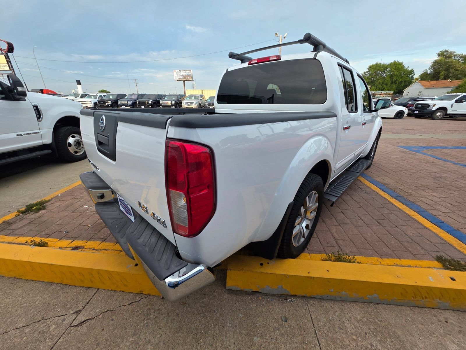Used 2009 Nissan Frontier LE w/ LE Value Truck Pkg AWD/4WD image 5