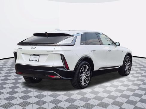 Used 2024 Cadillac Lyriq Luxury AWD/4WD image 7
