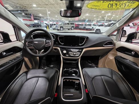 Used 2024 Chrysler Pacifica Limited AWD/4WD image 19