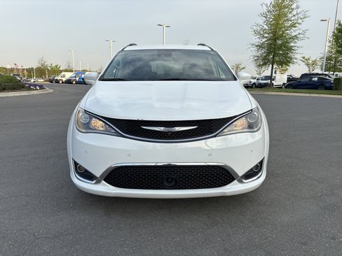 Used 2017 Chrysler Pacifica Touring-L Plus w/ Advanced Safetytec Group image 3