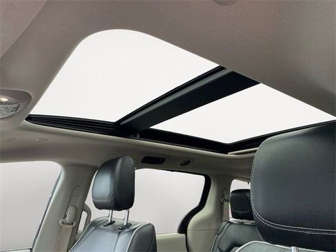 Used 2023 Chrysler Pacifica Limited image 10