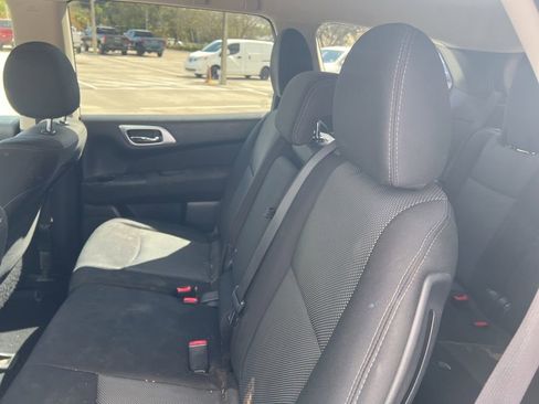 Used 2017 Nissan Pathfinder SV image 11