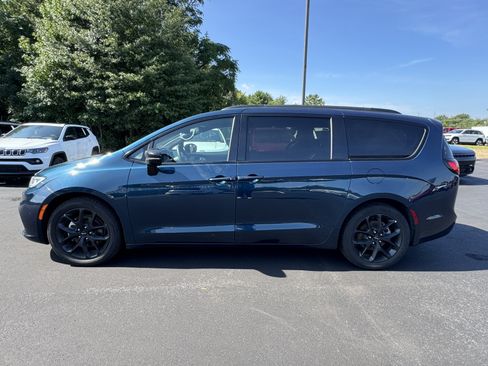 Used 2025 Chrysler Pacifica Limited FWD image 8