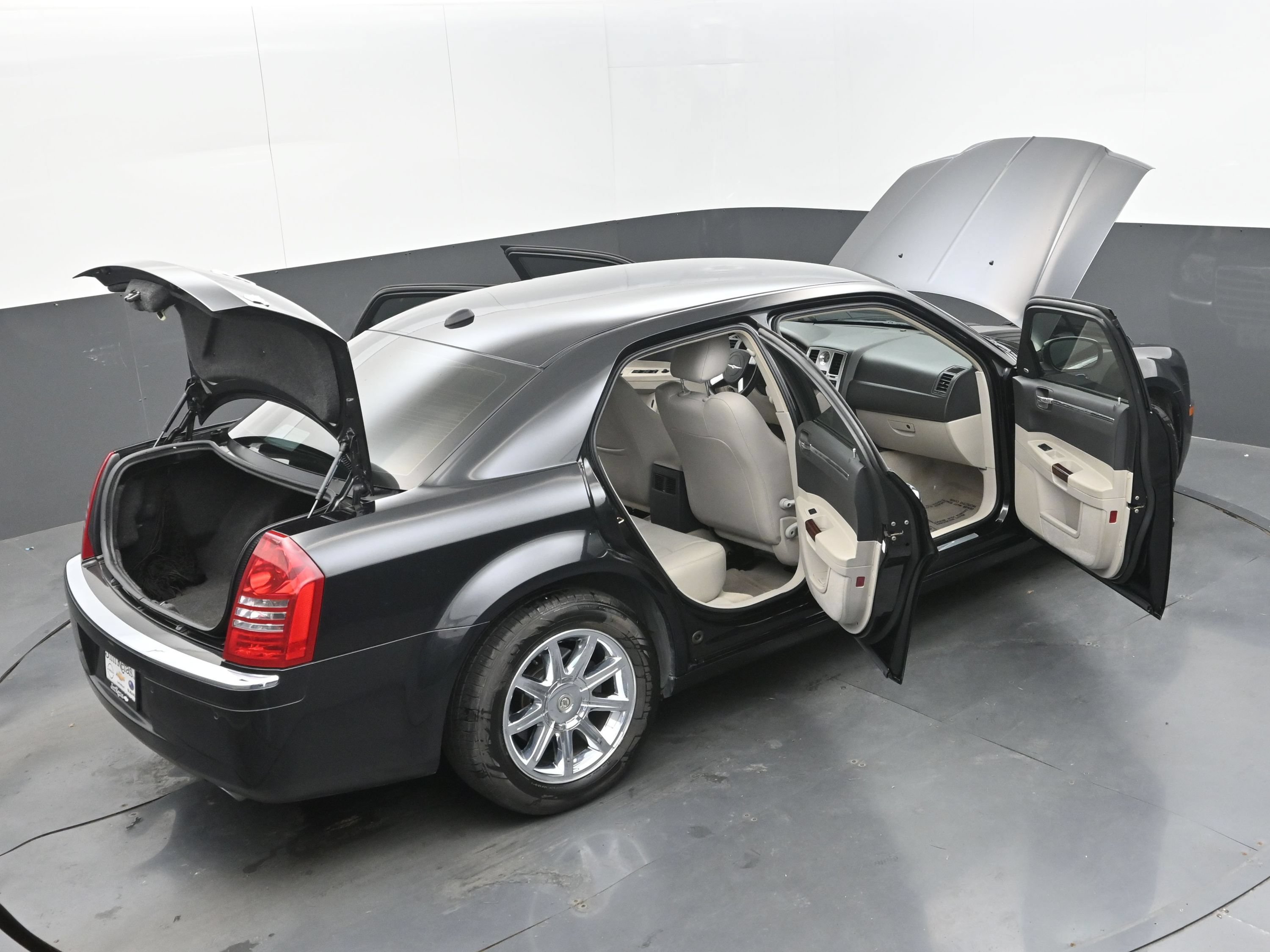Used 2005 Chrysler 300 C w/ Navigation & Sound Group II RWD image 45