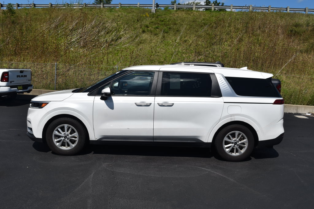 Used 2023 Kia Carnival LX FWD image 4